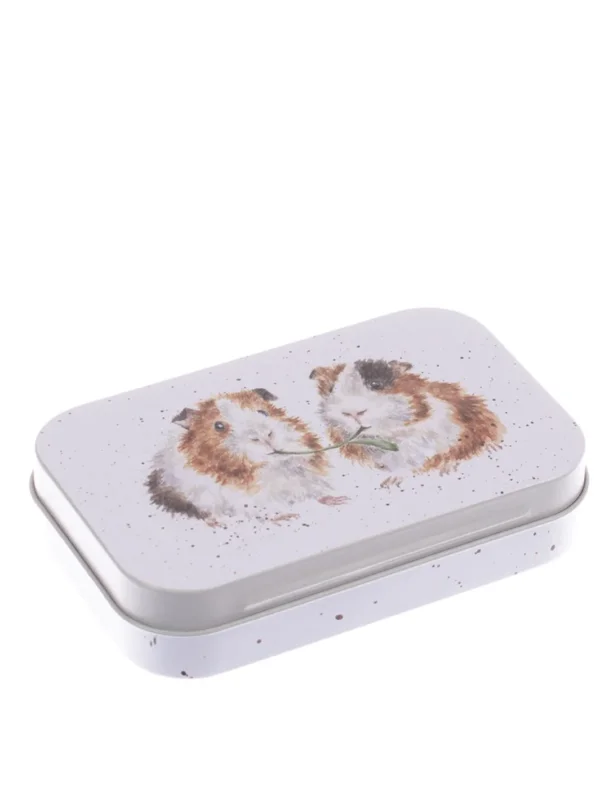 Rechteckige Metalldose von Wrendale Designs mit zwei flauschigen Meerschweinchen, die sich ein grünes Blatt teilen, auf hellem Hintergrund.