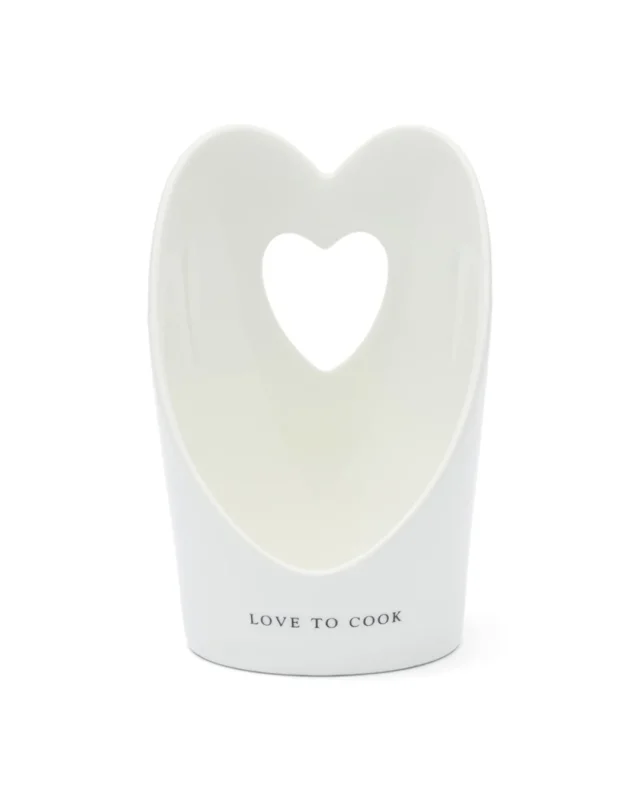 Weißer Kochlöffelhalter „With Love Spoon Holder“ von Rivièra Maison mit Herzöffnung und Schriftzug „Love to Cook“, freigestellt vor weißem Hintergrund.
