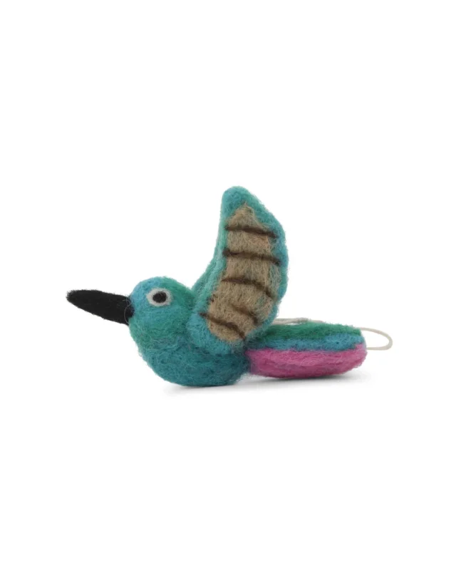 Handgefilzter Kolibri Filzanhänger von Gry & Sif in Türkis, Pink & Naturtönen vor weißem Hintergrund.