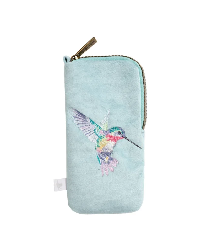 Kolibri Brillenetui "Wisteria Wishes" von Wrendale Designs vor weißen Hintergrund. Das Etui ist in einem hellen Blau und zeigt einen bunten Kolibri in knalligen Farben.