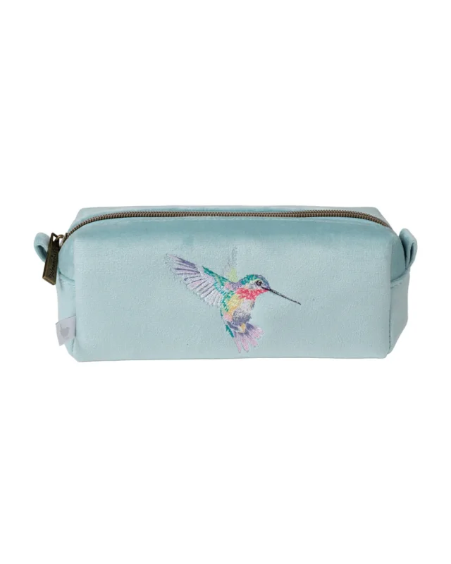 Kolibri Pinseltasche "Wisteria Wishesr" von Wrendale Designs vor weißen Hintergrund. Die Tasche ist in einem kräftigen hellblau und hat einen bunten Kolibri in kräftigen Farben als Motiv.