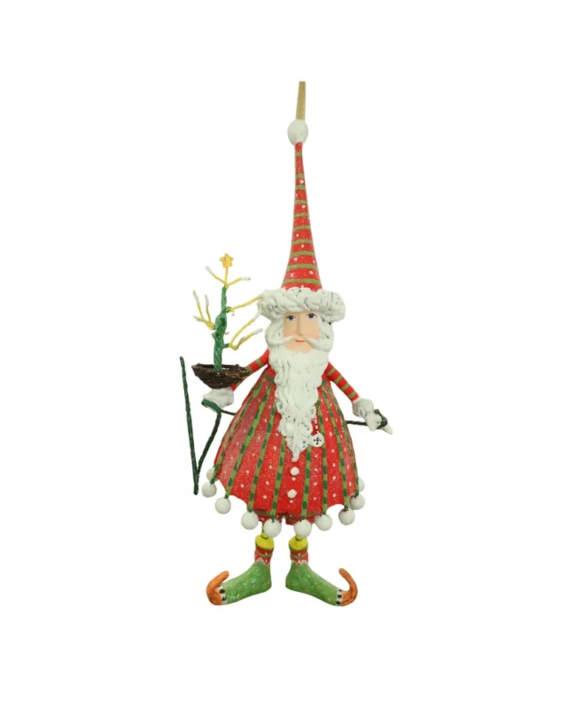 Weihnachts-Krinkle "Santa Ornamnet rot" von Patience Brewster vor weißen Hintergrund. Der Krinkle trägt eine Art rot/grün gestreiftes Kleid mit grünen Schuhen und einem gleichfarbingen Hut.