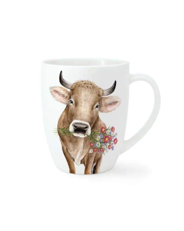 Kuh Tasse "Charming Cow" von Maluu vor weißen Hintergrund. Die Kuh hat einen Blumenstrauss im Mund und schaut in die Kamera.