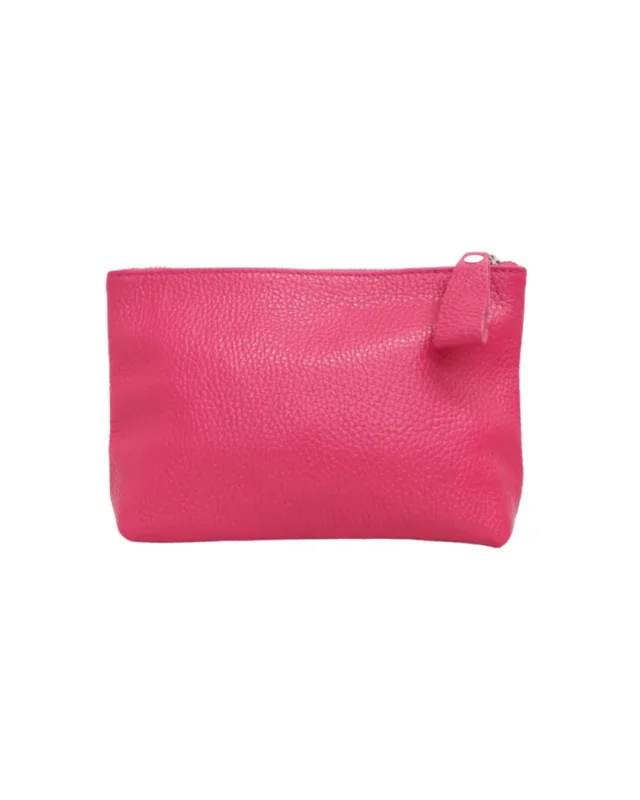 Leder Kosmetiktasche "Ella" in dunkel pink von Südstrand vor weißen Hintergrund. Die Tasche ist wie ein Rechteck geformt.