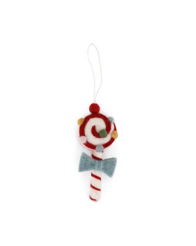 Handgefertigter Filzanhänger in Form eines Lutschers von Gry & Sif vor weißem Hintergrund. Der Lolli ist in Rot-Weiß mit Spiralmuster gestaltet, mit bunten Filzkügelchen verziert und trägt eine hellblaue Schleife am Stiel. Oben ist eine Schlaufe zum Aufhängen angebracht.