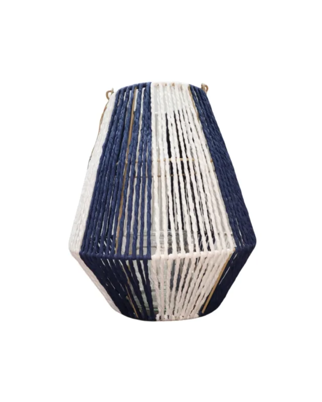 Die Maritime Laterne blau/weiß von Van der Leeden ist in Handarbeit aus gefärbter Jute gefertigt. Einfacher Transport und leichtes Aufhängen sind Dank des robusten Griffs im Handumdrehen möglich. Das mitgelieferte Glas bietet stabilen Halt für Kerzen oder LED Licht.