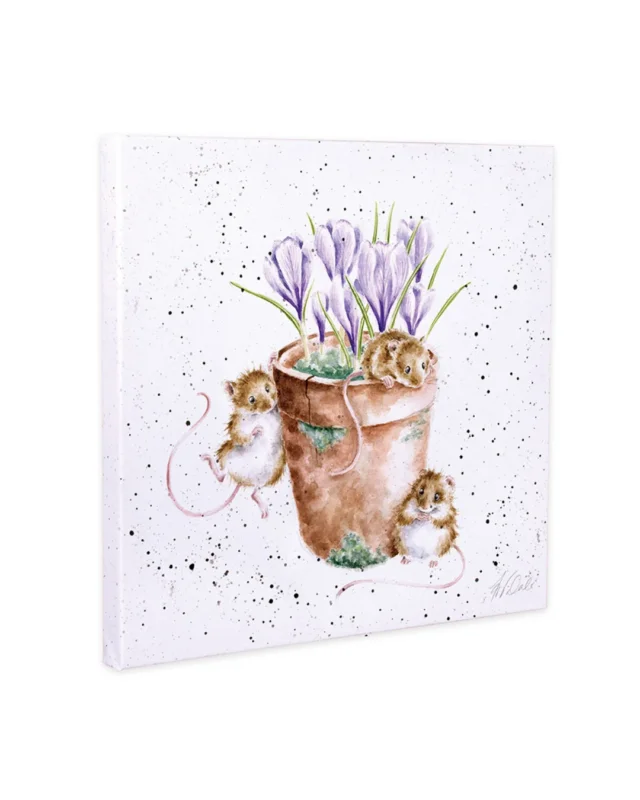 Illustration von drei Mäusen, die um einen Blumentopf mit violetten Krokussen herum sitzen, auf einer quadratischen Leinwand von Wrendale Designs.