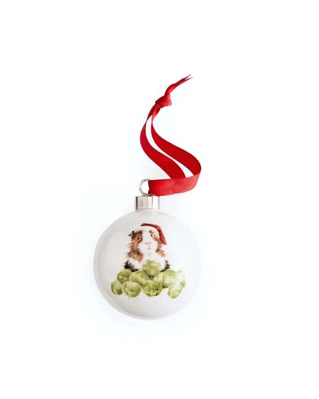 Porzellankugel Meerschweinchen mit Weihnachtsmütze von Wrendale Designs auf weißem Hintergrund.