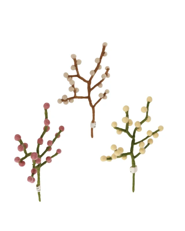 Filzblume Mini Beeren-Ast von Gry & Sif in den Farben Hellgelb, Beige und Rouge, freigestellt vor weißem Hintergrund.