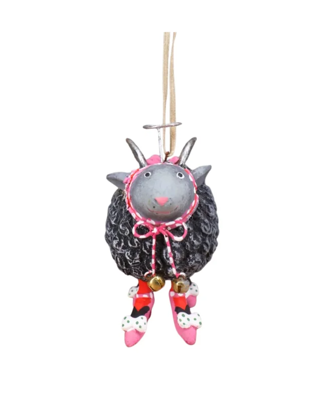 Vorderansicht des Schaf Krinkle Mini Barbara Black Sheep von Patience Brewster mit schwarzem Fell, pinkem Band und Glöckchen