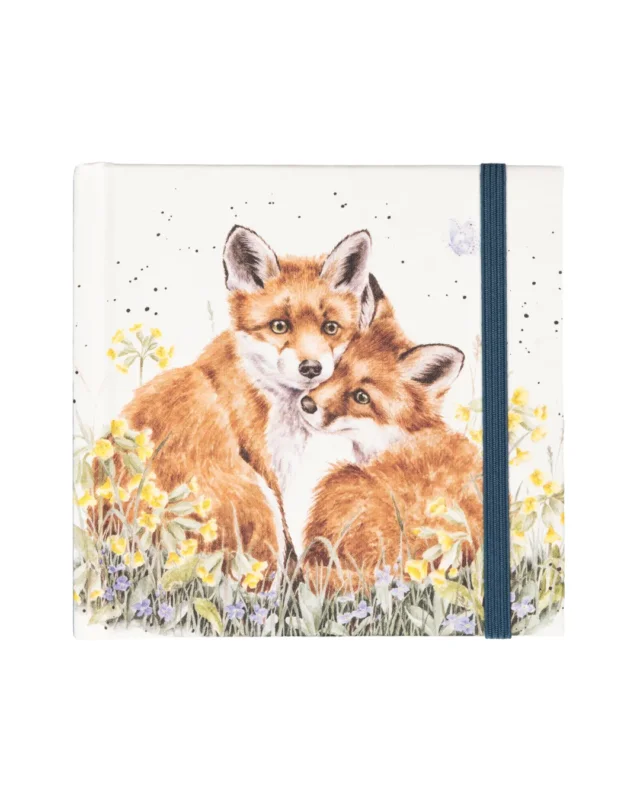 Mini Fuchs Notizbuch "Growing Wild Together" von Wrendale Designs auf weißen Hintergrund. Das Motiv ist 2 Füchse auf einer Blumenwiese welche mit einander kuscheln.