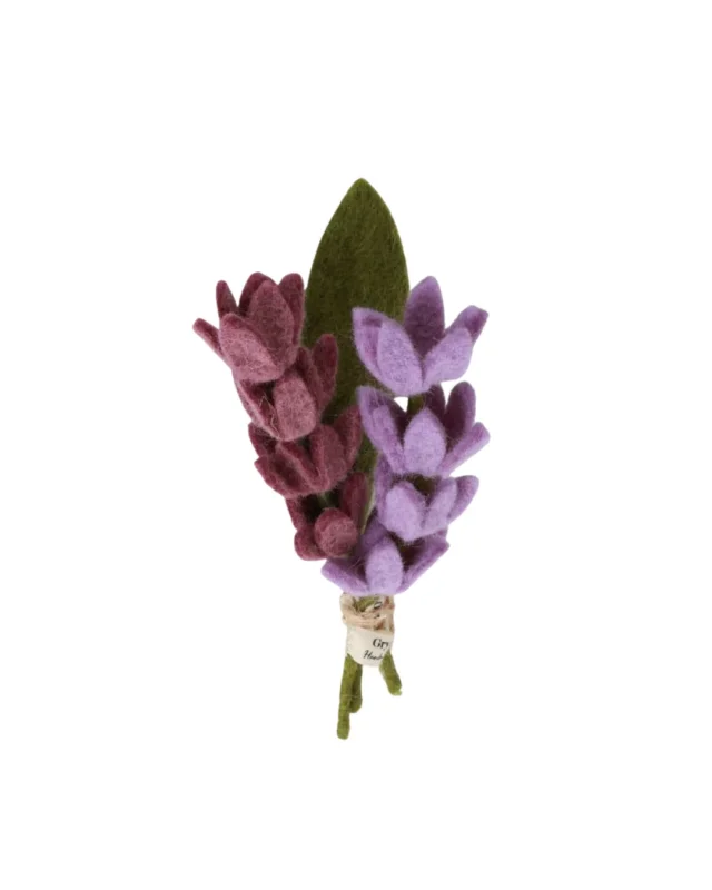 Filzblume Lavendel mit Blatt von Gry & Sif, freigestellt vor weißem Hintergrund. Zu sehen sind violette Lavendelblüten, ein grünes Filzblatt sowie der gebundene Stiel in klarer Frontansicht.
