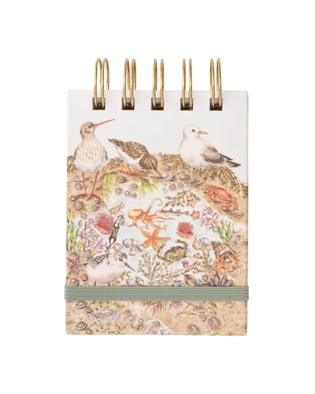 Vorderseite des Mini Notiz- und Skizzenbuchs „Seaside“ von Wrendale Designs mit maritimen Illustrationen und elastischem Verschlussband.