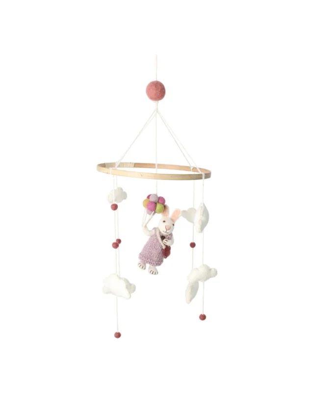 Filz-Mobile von Gry & Sif mit Holzring und hängenden Hasen mit rosa Kleid aus Filz, freigestellt vor weißem Hintergrund, die einzelnen Elemente sind gleichmäßig verteilt.