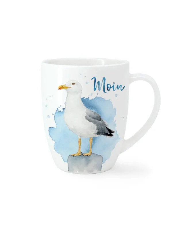 Vorderseite der Möwen Tasse "Seagull" von Maluu vor weißen Hintergrund. Das Motiv ist eine Möwe welche vor einem blauen Hintergrund steht. Neben ihr steht "Moin".