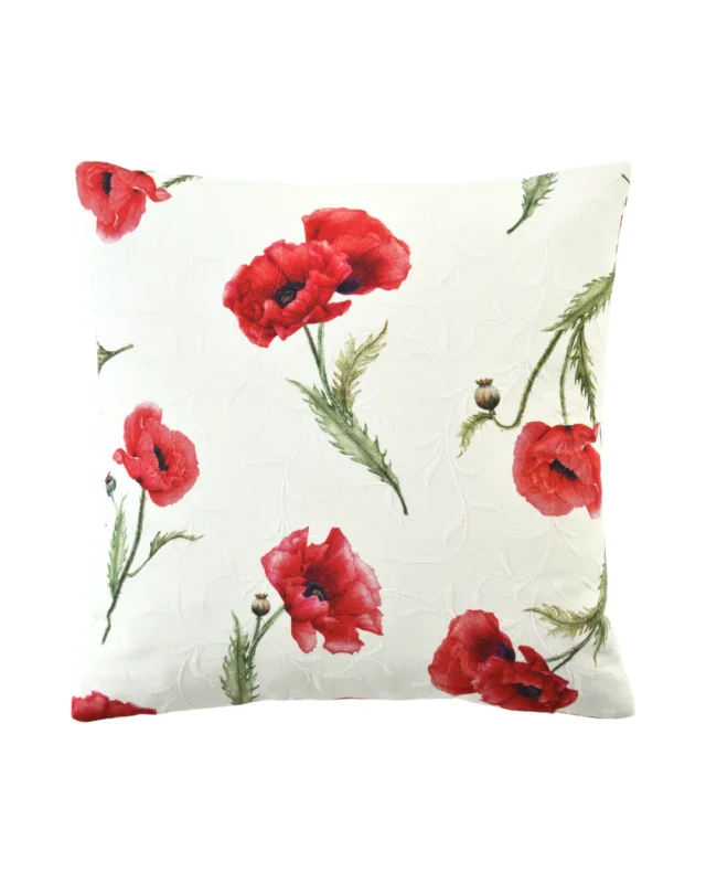 Mohnblumen Kissenbezug „Poppy“ von Sander mit roten Mohnblüten, Knospen und grünen Stängeln auf hellem Grund. Der Bezug liegt auf weißem Hintergrund und zeigt das detaillierte, handgezeichnete Muster.