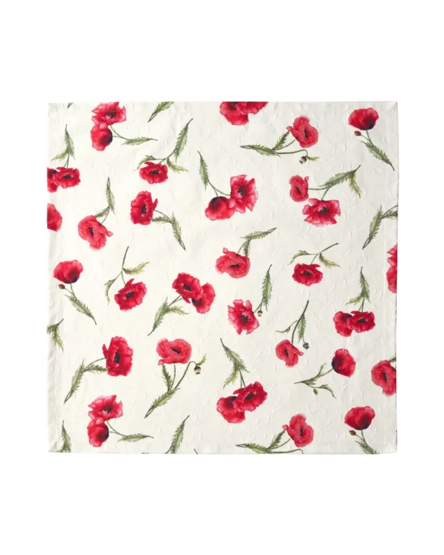 Mohnblumen Tischdecke „Poppy“ von Sander mit roten Mohnblüten, Knospen und grünen Stängeln auf hellem Grund. Die Decke liegt auf weißem Hintergrund und zeigt das detaillierte, handgezeichnete Muster.