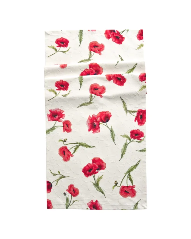 Mohnblumen Tischläufer „Poppy“ von Sander mit roten Mohnblüten, Knospen und grünen Stängeln auf hellem Grund. Der Läufers liegt auf weißem Hintergrund und zeigt das detaillierte, handgezeichnete Muster.