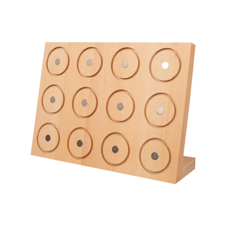 Magnetisches Gewürzregal mit zwölf runden Aussparungen für Aroma-Dosen oder Magnete.