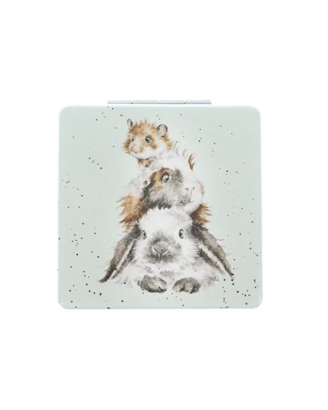 Vorderseite des Nager Taschenspiegels "Piggy in the Middle" von Wrendale Designs vor weißen Hintergrund. Das Motiv zeigt ein Kaninchen, ein Meerschweinchen und ein Hamster welche aufeinander vor einem hellblau/türkisen Hintergrund liegen.