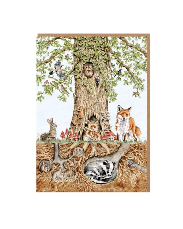 Wrendale Designs Nature Grußkarte „Woodland“ mit Waldtier-Szene rund um einen großen Baum, Fuchs und Dachsbau im Querschnitt.