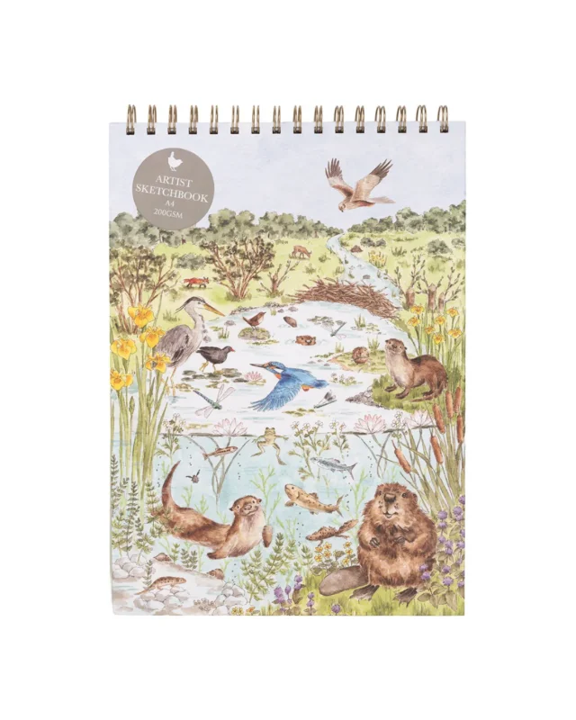 Wrendale Designs Skizzenbuch Riverbank A4 mit illustrierter Flusslandschaft und vielen Tieren auf dem Cover