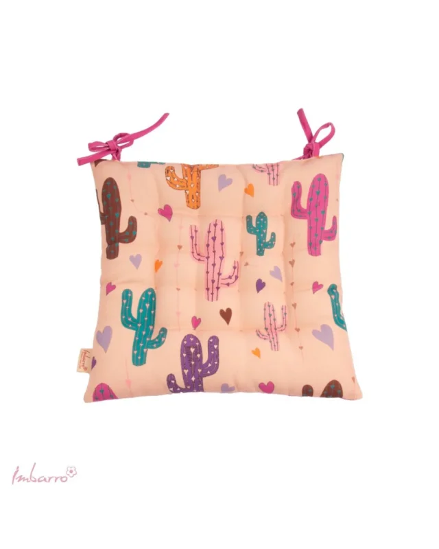 Vorderseite des Outdoor Kaktus Sitzkissens "Cactus" von Imbarro vor weißen Hintergrund. Die Vorderseite zeigt einen beigen Hintergrund mit vielen kleinen Kaktus Motiven. Die Kakteen haben sind lila, orange, türkis , pink und braun mit kleinen Herzdetails.