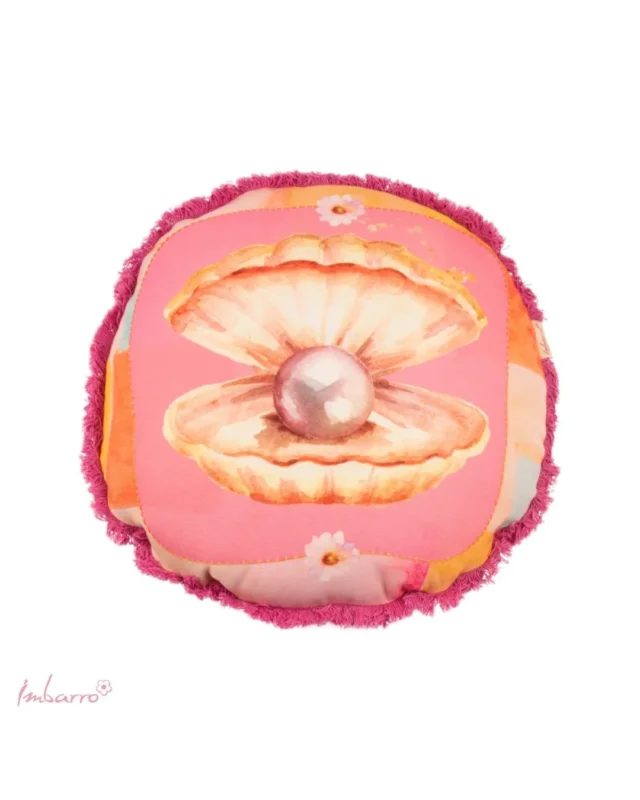 Perlen Outdoor Kissen "Pearl" von Imbarro vor weißen Hintergrund. Das Kissen zeigt eine große geöffnete Muschel in der Mitte liegt eine riesige Perle. Das Kissen ist pink und sehr bunt gestaltet.
