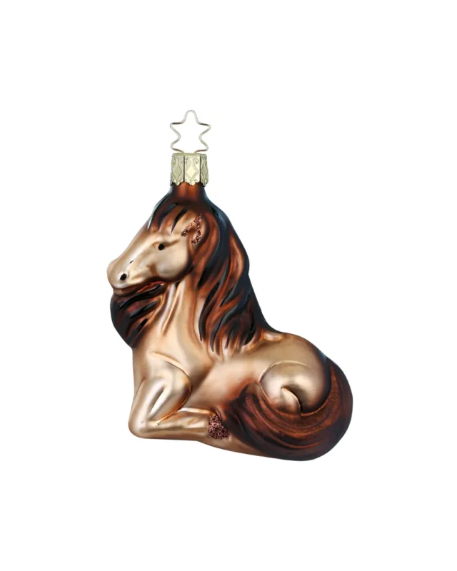 Weihnachtsbaumschmuck liegendes Pferd von Inge Glas mit Glitzerhighlights an de Hufen und in der Mähne. Das braun-bronzefarben schimmernde Pferd hat eine detailreiche Mähne in braun und schwarz.