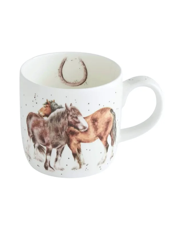 Pferde Tasse von Wrendale Designs auf weißen Hintergund. Auf der Tasse sind 2 unterschiedlich dunkle Braune Pferde zu sehen welche aneinander vorbei gehen. in der Innenseite ist ein Hufeisen abgebildet.