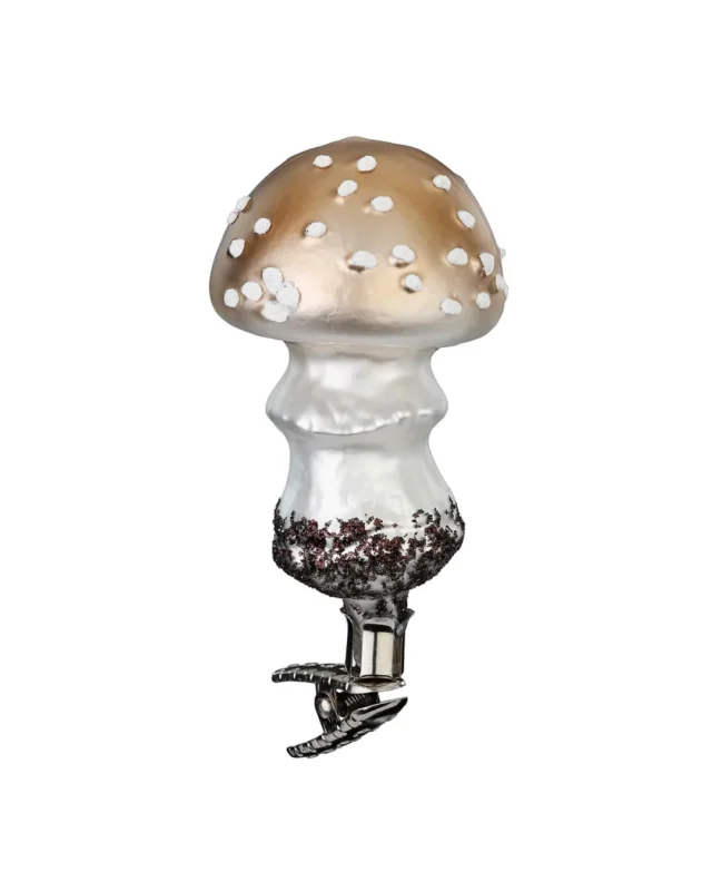 Pilz Ornament "Perlpilz" zum Klemmen von Inge Glas. Der "Perlpilz" hat einen kräftigen weißen Stiel und einen fliegenpilzähnlichen Hut, welcher jedoch hellbraun mit weißen Tupfen ist.
