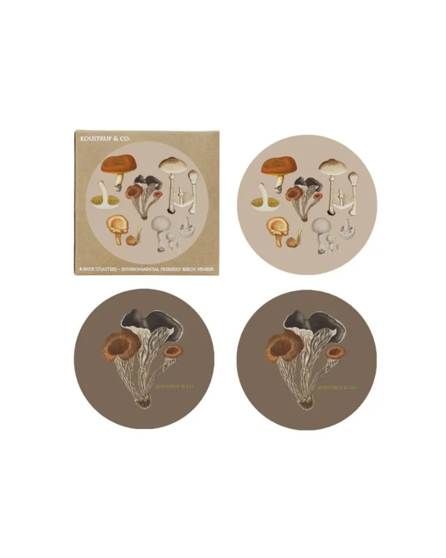 Pilze Untersetzer "Mushroom" von Koustrup & Co vor weißen Hintergrund. Die 4 Untersetzer haben 2 verschiedene Motive. Eins ist Dunkelbraun mit 2 großen Pilzen, das andere hellbraun mit vielen kleinen Pilzen.