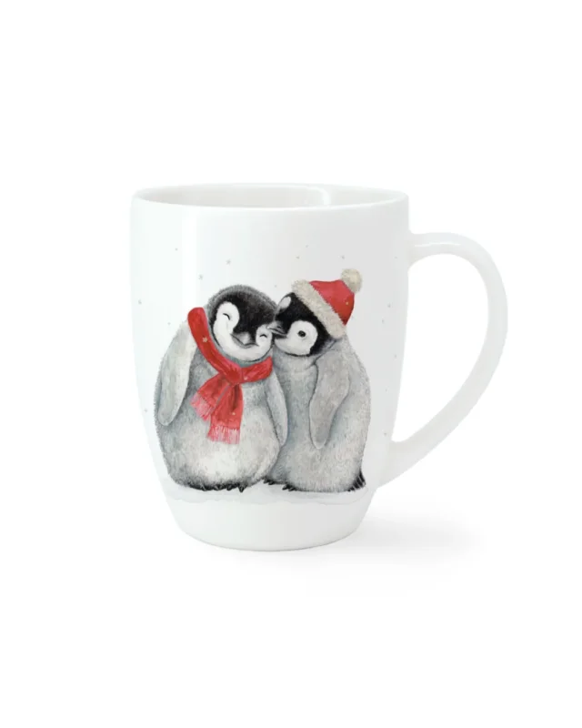 Pinguin-Tasse Christmas Penguins von Maluu mit zwei Pinguin-Küken, die miteinander kuscheln, eines mit rotem Schal, das andere mit Weihnachtsmütze.