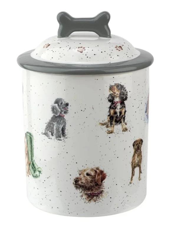 Hunde-Dose für Leckerchen und Futter von Wrendale Designs mit Hundemotiven und Knochen-Griff auf dem Deckel. Die Dose ist von vorne fotografiert.