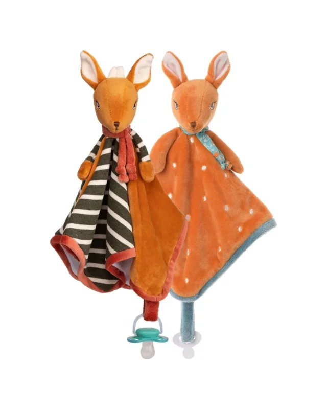 Zwei Reh-Schnuffeltücher „Harald & Helga Baby Rug“ von Bukowski: „Harald“ in Latzhose mit gestreiftem Oberteil, „Helga“ in Orangefarbenem Blumenkleid, nebeneinander stehend.