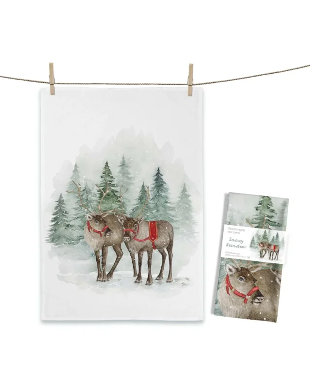 Geschirrtuch „Snowy Reindeer“ von Maluu mit zwei Rentieren im Schnee