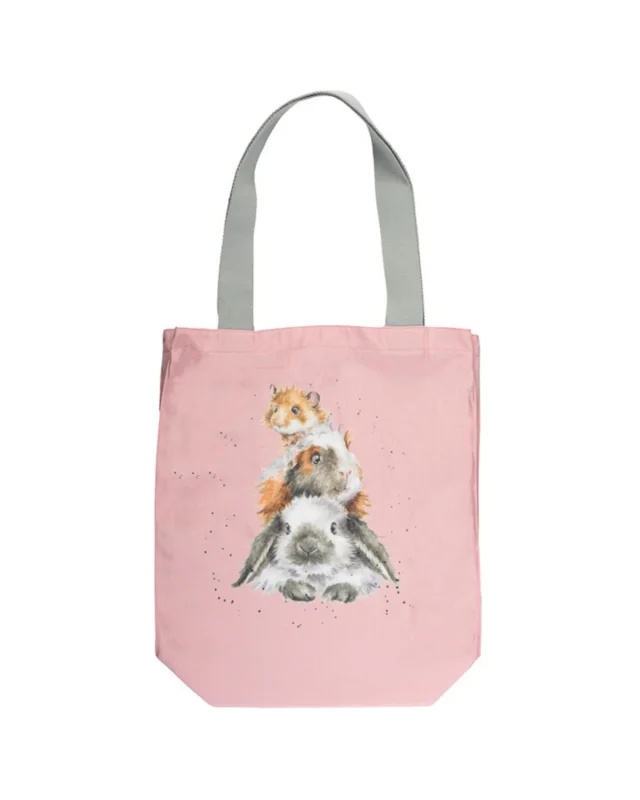 Rosa Einkaufstasche von Wrendale Designs auf weißen Hintergrund. Das Motiv besteht aus 3 Nagern: ein Hamster, ein Kaninchen und ein Meerschweinchen. die Nager liegen der Größe nach sortiert aufeinander. Dr Griff ist grau.