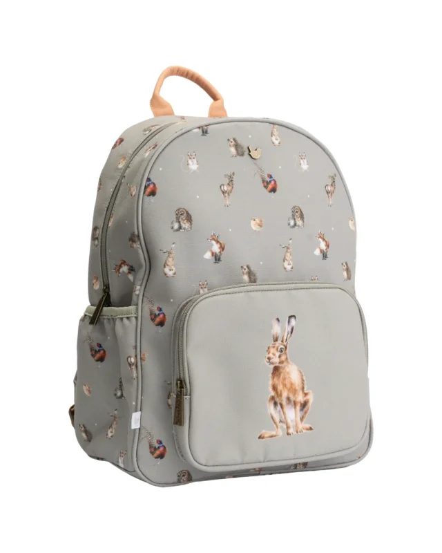 Rucksack „Woodlanders“ von Wrendale Designs freigestellt, Vorderansicht mit Hasenmotiv auf der Fronttasche.