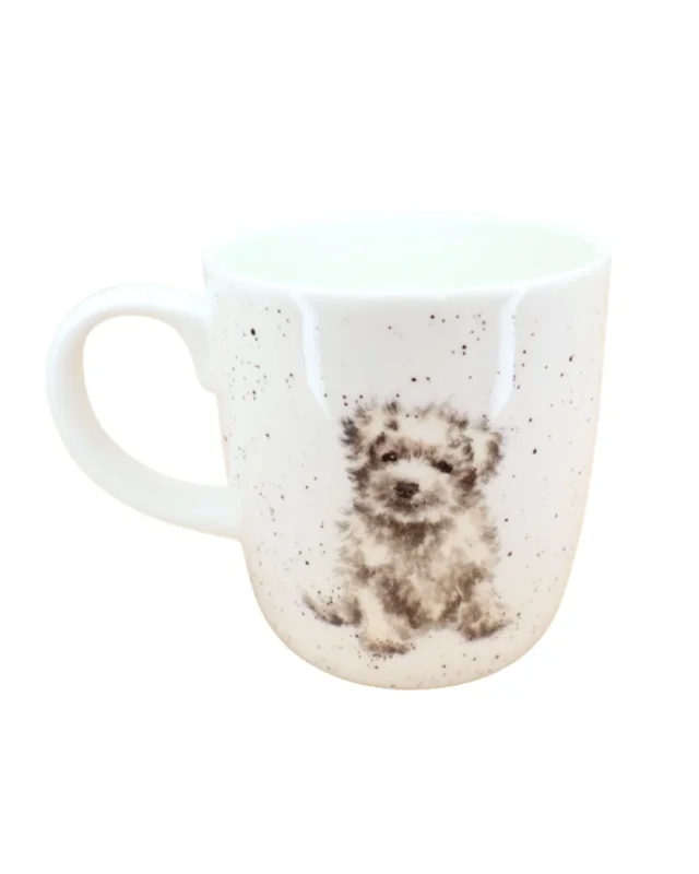 Seitliche Ansicht der Hunde-Tasse von Wrendale Designs. Ein Hund ist auf der Rückseite abgebildet.