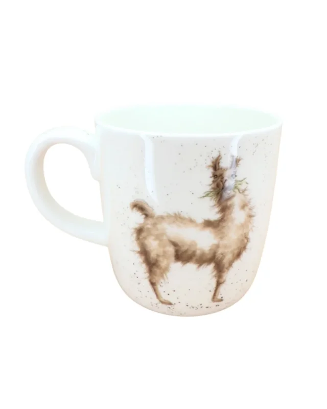 Seitliche Ansicht der Lama-Tasse von Wrendale Designs. Das Lama mit dem Kranz ist auf der Seite abgebildet.
