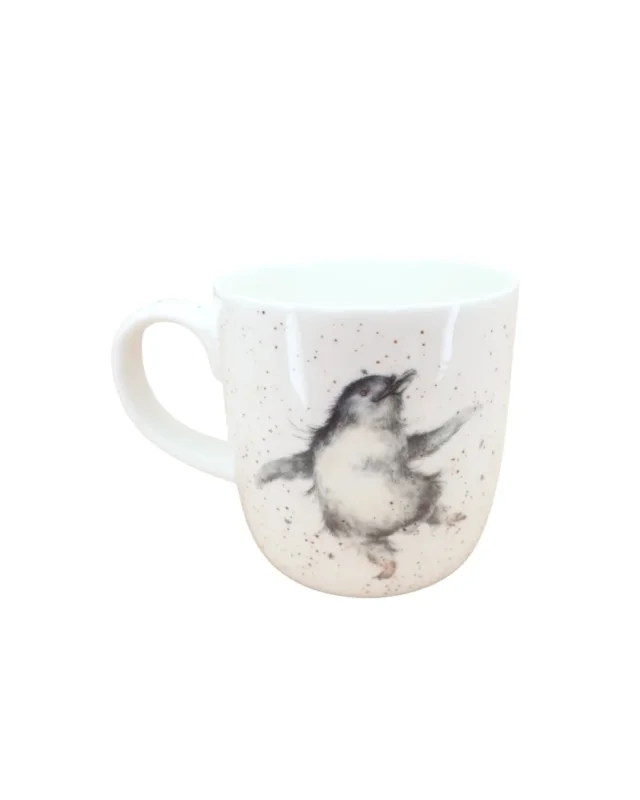 Seitliche Ansicht der Pinguin Tasse von Wrendale Designs. Ein einzelner Pinguin ist auf der Rückseite abgebildet.