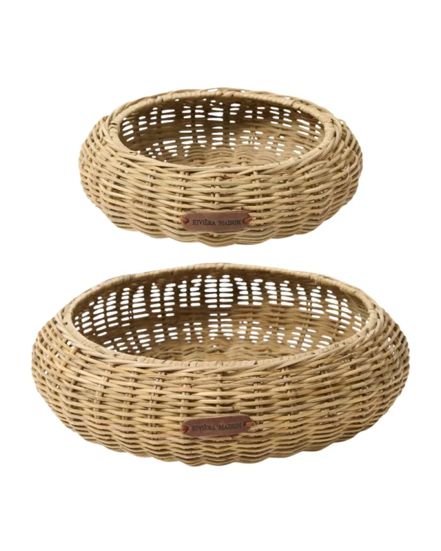Rustic Rattan "Aurea Tray Set" von Rivier Maison vor weißen Hintergrund. Auf dem Bild ist ein kleines und ein größeres Tray zu sehen. Beide Trays haben an der Seite ein kleines Stück Leder mit der Aufschrift "Riviera Maison". Die Trays sind rund und ziehmlich flach.
