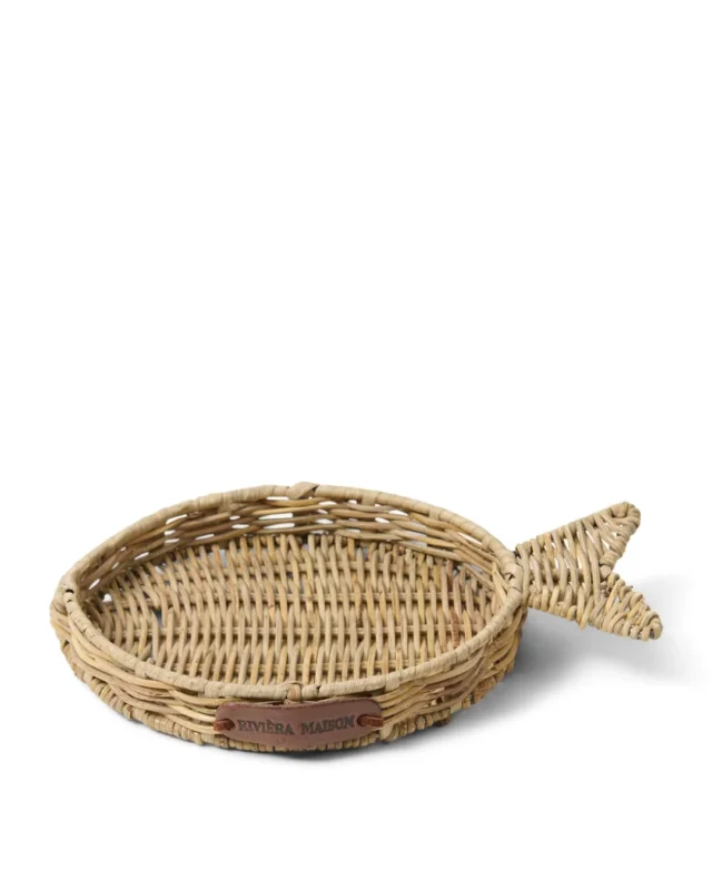 Rustic Rattan "Mini Fish Tray" von Riviera Maison vor weißen Hintergrund. Das Rustic Rattan Tray ist wie ein Fisch geformt und flach gehalten. An der Seite steht die Aufschrift "Riviera Maison".
