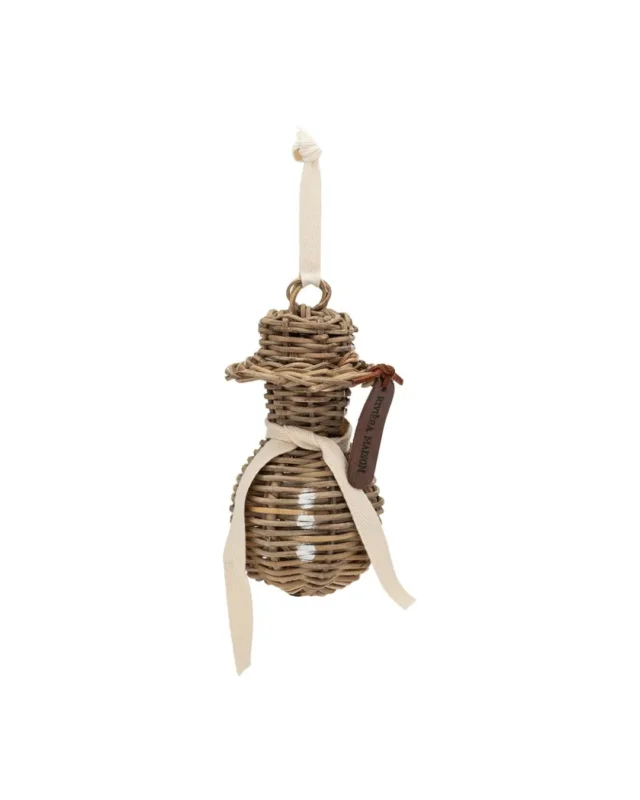 Handgeflochtener Schneemann aus Rattan mit Schal von Rivièra Maison vor weißem Hintergrund.