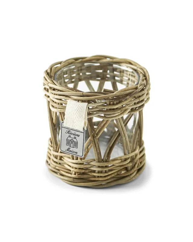 Windlicht Rustic Rattan Votive von Rivièra Maison vor weißem Hintergrund.