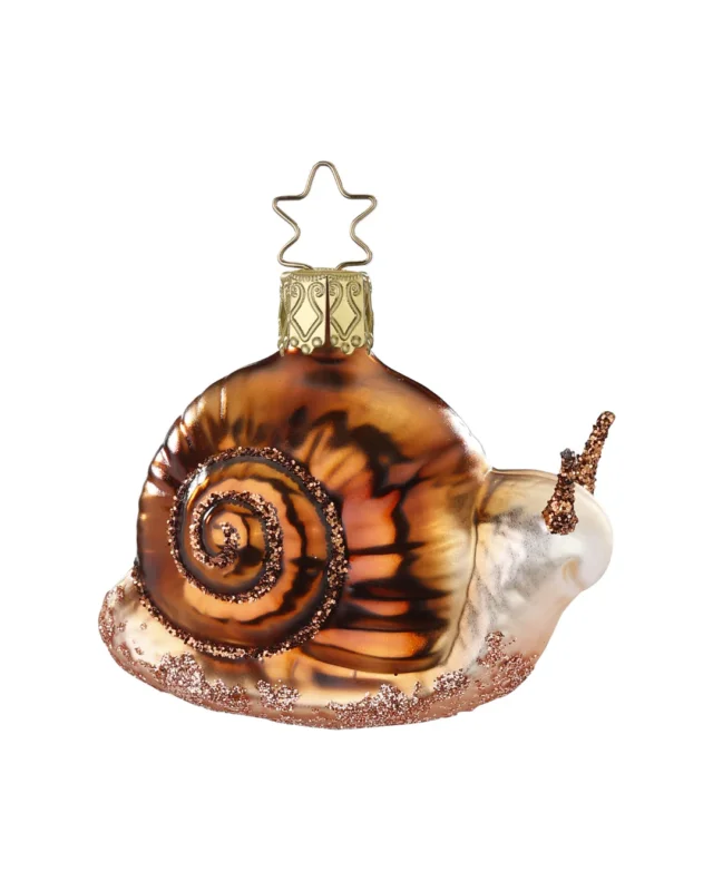 Handgefertigtes Schneckenornament von Inge Glas. Die liebevoll gestaltete Weinbergschnecke hat einen silbrigen Körper mit braunem Glitze, braune Fühler mit Glitzer und ein in verschiedenen Brauntönen gestaltetes Häuschen.