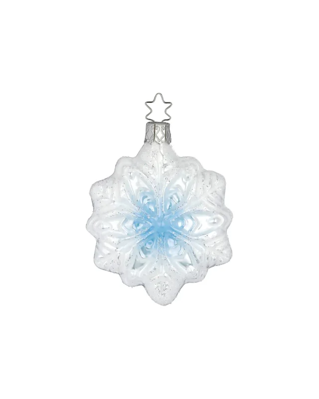 Der Weihnachtsbaumschmuck Schneeflocke von Inge Glas ist in Deutschland handgefertigt. Die weiß-silberne Schneeflocke ist in der Mitte leicht bläulich.gefärbt und mit feinem Glitzer akzentuiert.