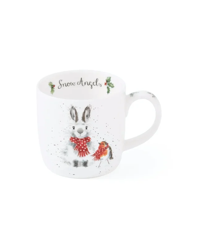 Porzellantasse mit Hase & Rotkehlchen von Wrendale Designs vor weißem Hintergrund. Das „Snow Angels“ Motiv ist von Hannah Dale.