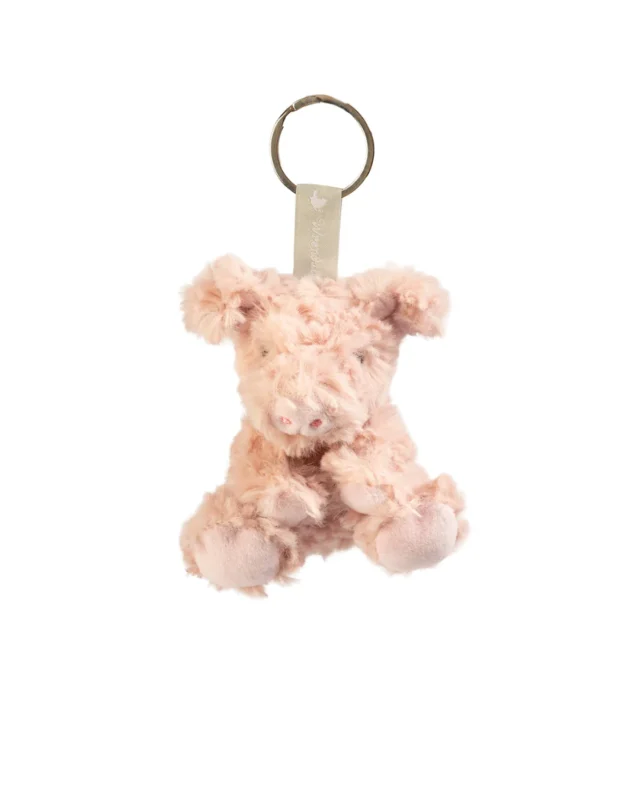 Schweine Schlüsselanhänger Vanessa von Wrendale Designs als rosa flauschiges Schwein mit Schlüsselring, freigestellt