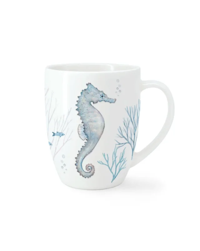 Seepferdchen Tasse "Seahorse Coral" von Maluu vor weißen Hintergrund. Das Motiv ist ein blaues Seepferdchen vor Maritimen Hintergrund.